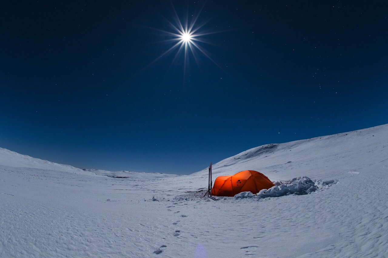 Tenk å ligge på ryggen i et telt med netttingtak som gir panoramautsikt over stjernehimmelen. I teltet ligger tykke komfortable liggeunderlag som er koblet sammen av dunfylt dobbeltlaken. Dunposen er varm og har en egen dunlomme til foten. Ute er det så kaldt at snøen knitrer. Du ligger i skogen, eller i tregrensa med glissen krokete skog, eller på en fjelltopp med utsikt dersom været tillater det. 

Varri har markedet letteste og sterkeste frittstående MSR telt for unike opplevelser uansett vær. Vi har soveposer som du ikke vil krype ut av om morgenen og liggeunderlag du kan rulle deg rundt på etter en god natts søvn. 